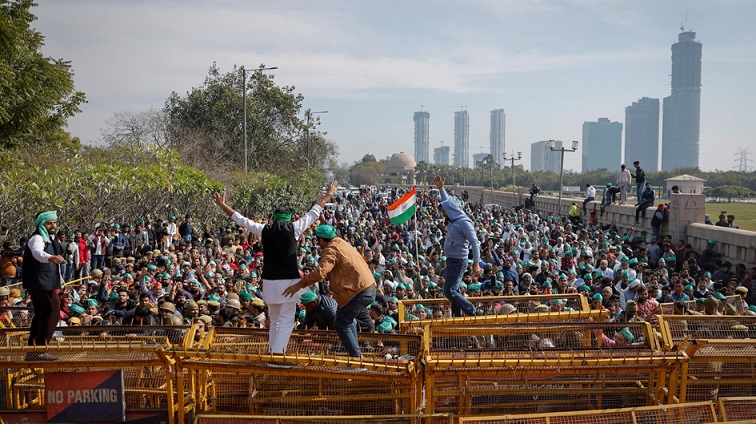 ফসলের ন্যূনতম মূল্যের নিশ্চয়তার দাবীতে ভারতে কৃষকদের পদযাত্রায় টিয়ার গ্যাস ছুড়েছে পুলিশ